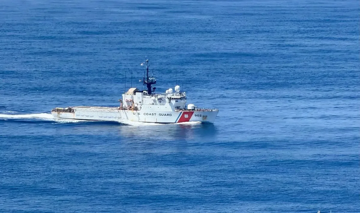 La Guardia Costera continúa la búsqueda de 11 personas no localizadas tras el hundimiento.