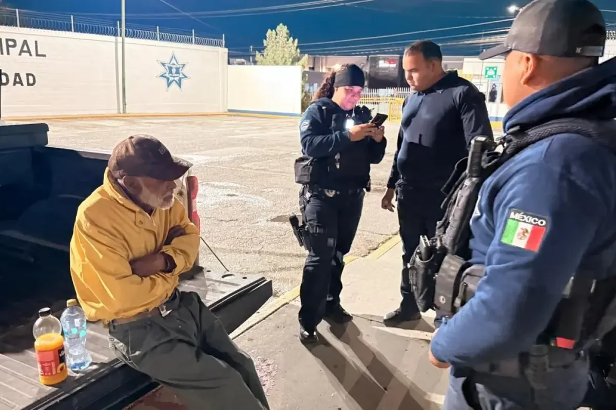 Policías locales brindan ayuda a hombre de 89 años tras encontrarlo desorientado.