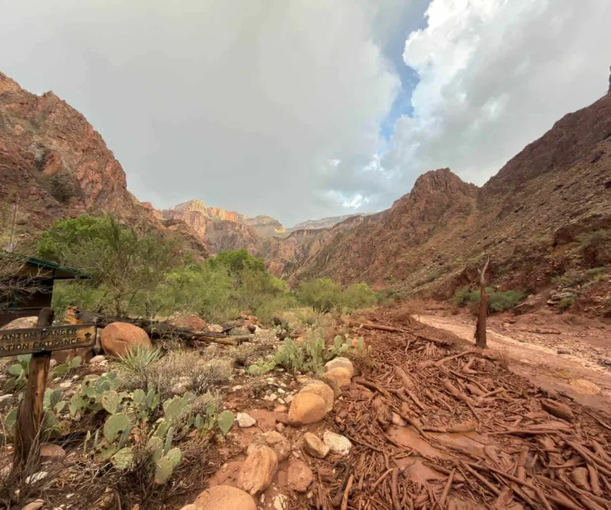 Rescatistas continúan buscando a desaparecidos tras inundaciones en el icónico parque nacional.