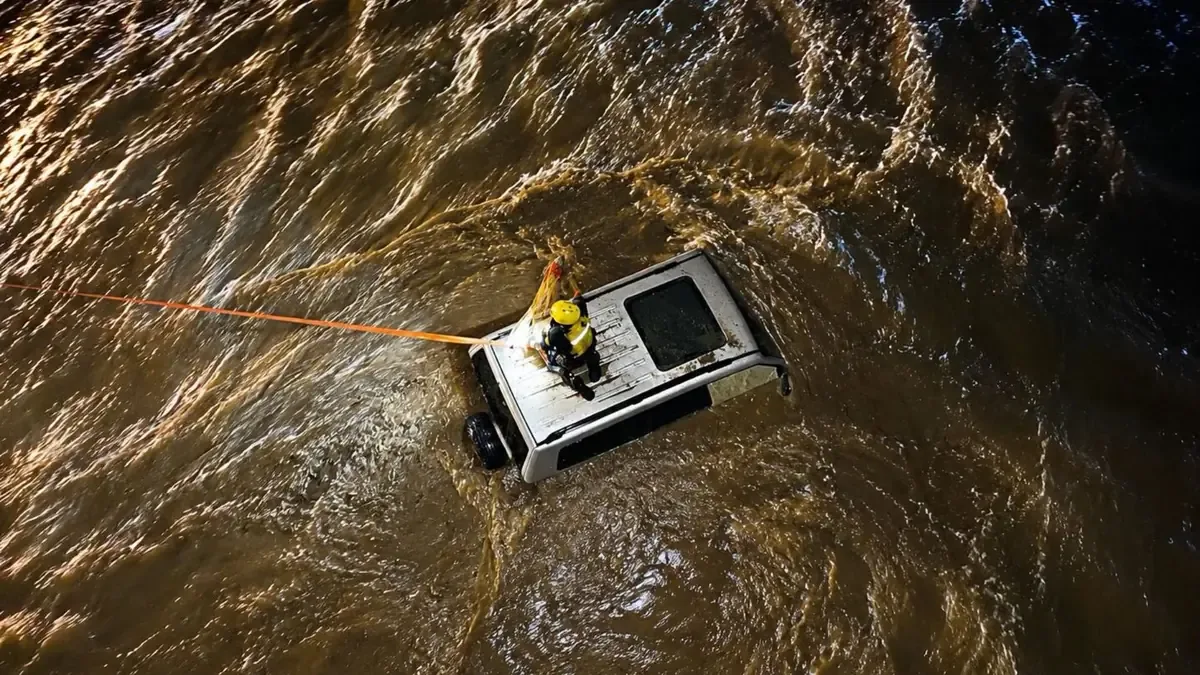 Dos ocupantes de un vehículo fueron rescatados en La Ribera tras inundaciones provocadas por el huracán Rachel.