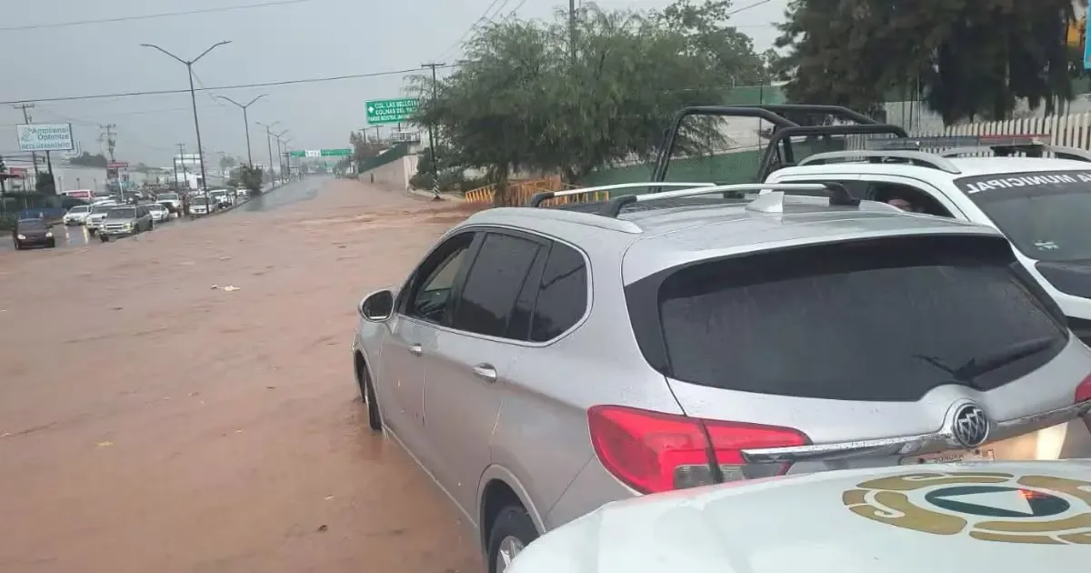 Las autoridades alertan sobre peligros en vialidades afectadas por las lluvias.