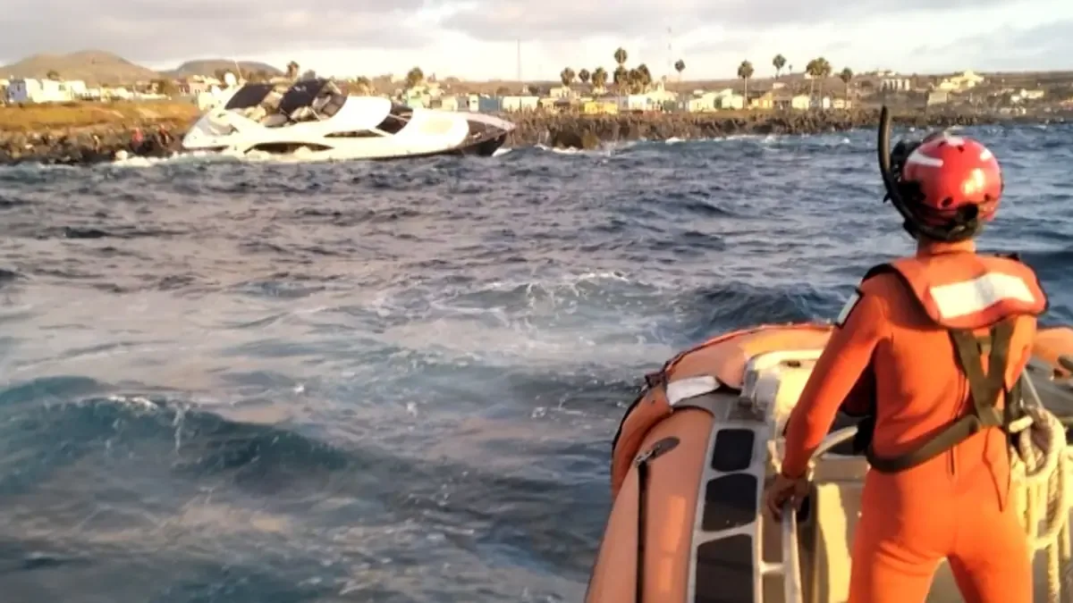 Los rescatistas atendieron a un ciudadano estadounidense tras la emergencia en Ensenada, donde presentó lesiones y crisis nerviosa.