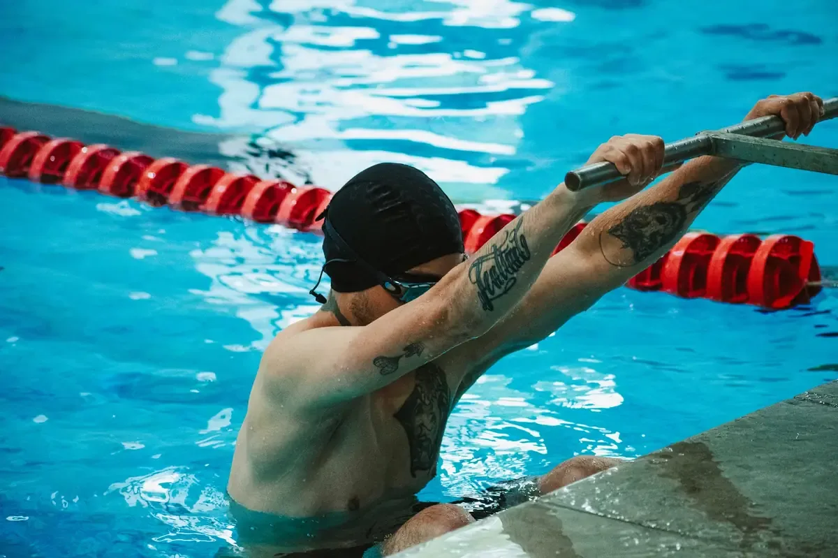 Una joven fue atendida inmediatamente después de perder el conocimiento en la piscina durante una clase.