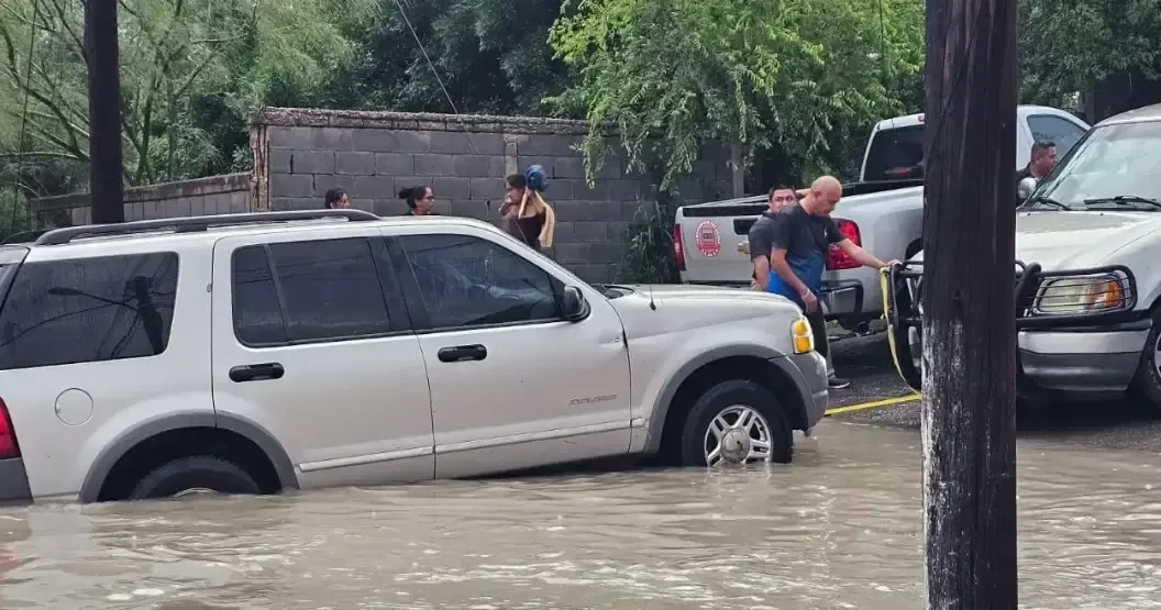 La rápida acción de la policía salvó a los ocupantes de un vehículo en peligro.