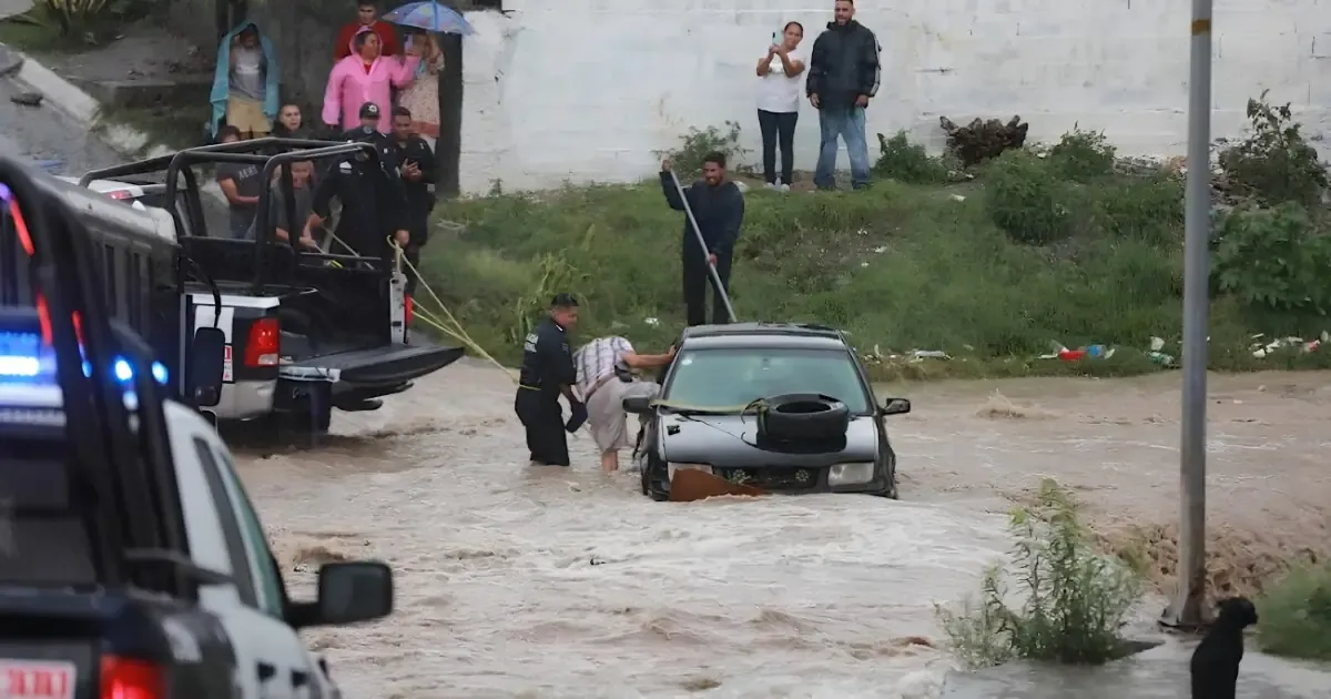 La rápida intervención policial salvó la vida de un automovilista durante intensas lluvias en la ciudad.