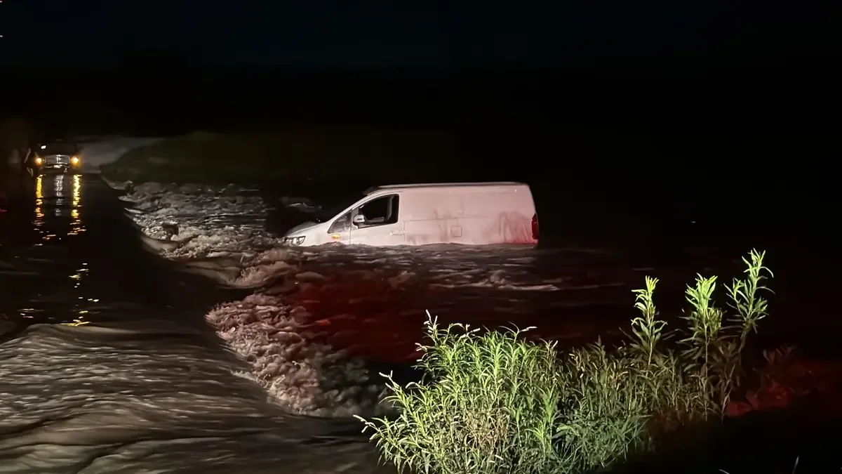 Protección Civil llevó a cabo un exitoso rescate en Cadereyta Jiménez tras fuertes lluvias en la región.