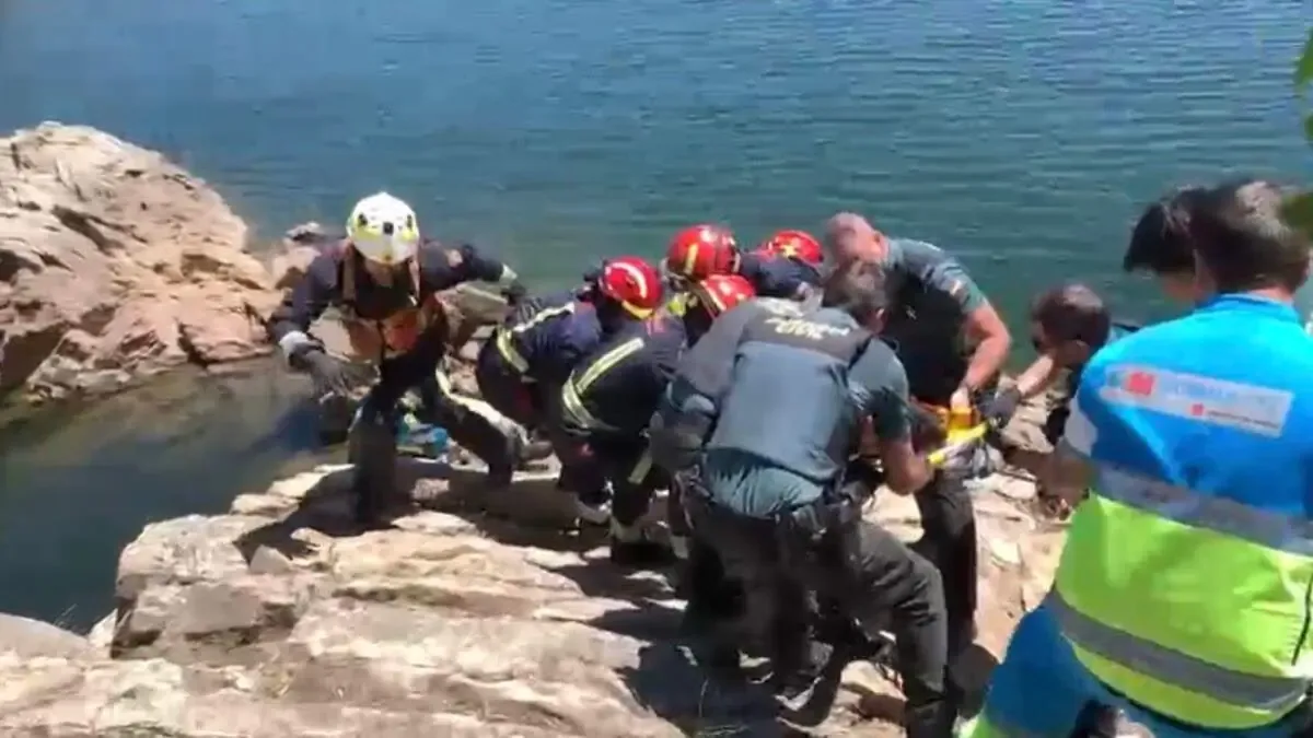 La rápida intervención de servicios de emergencia evitó lesiones graves en el joven herido.