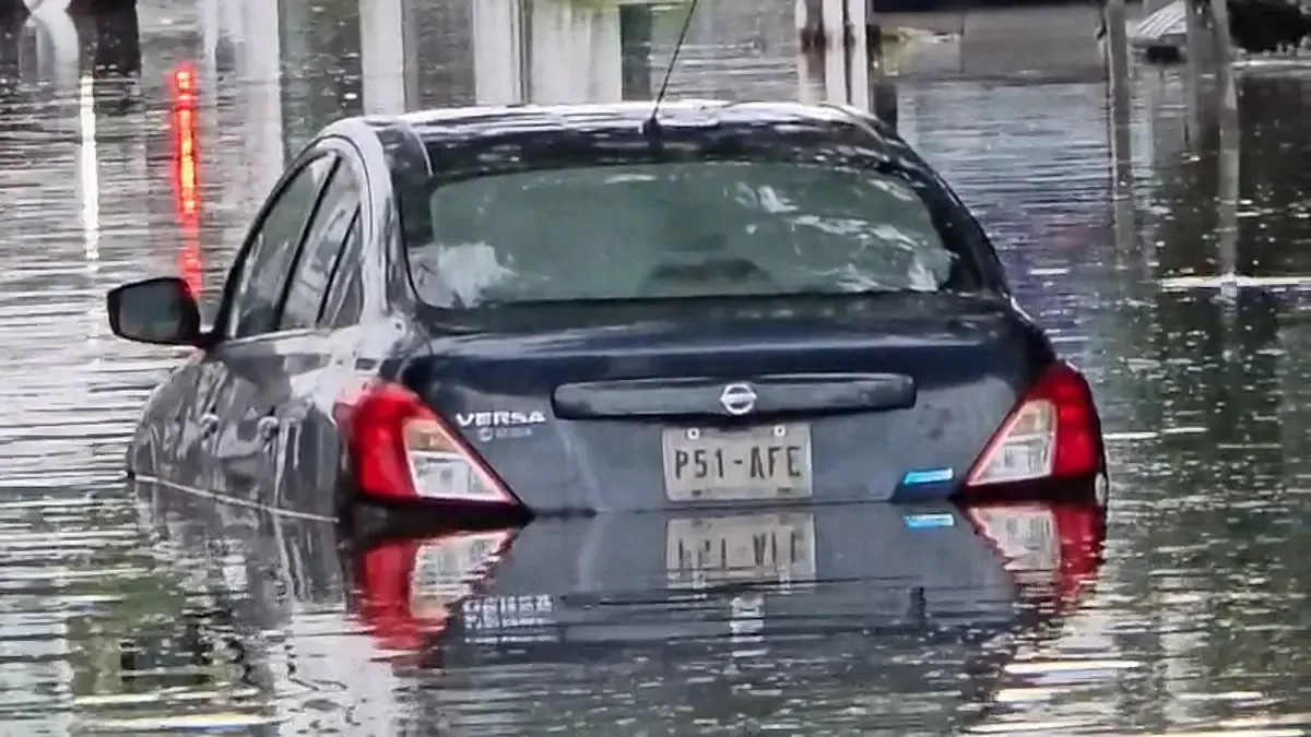 Las fuertes lluvias causaron inundaciones y un socavón en Zapopan, cortes de circulación y rescates de personas en riesgo.