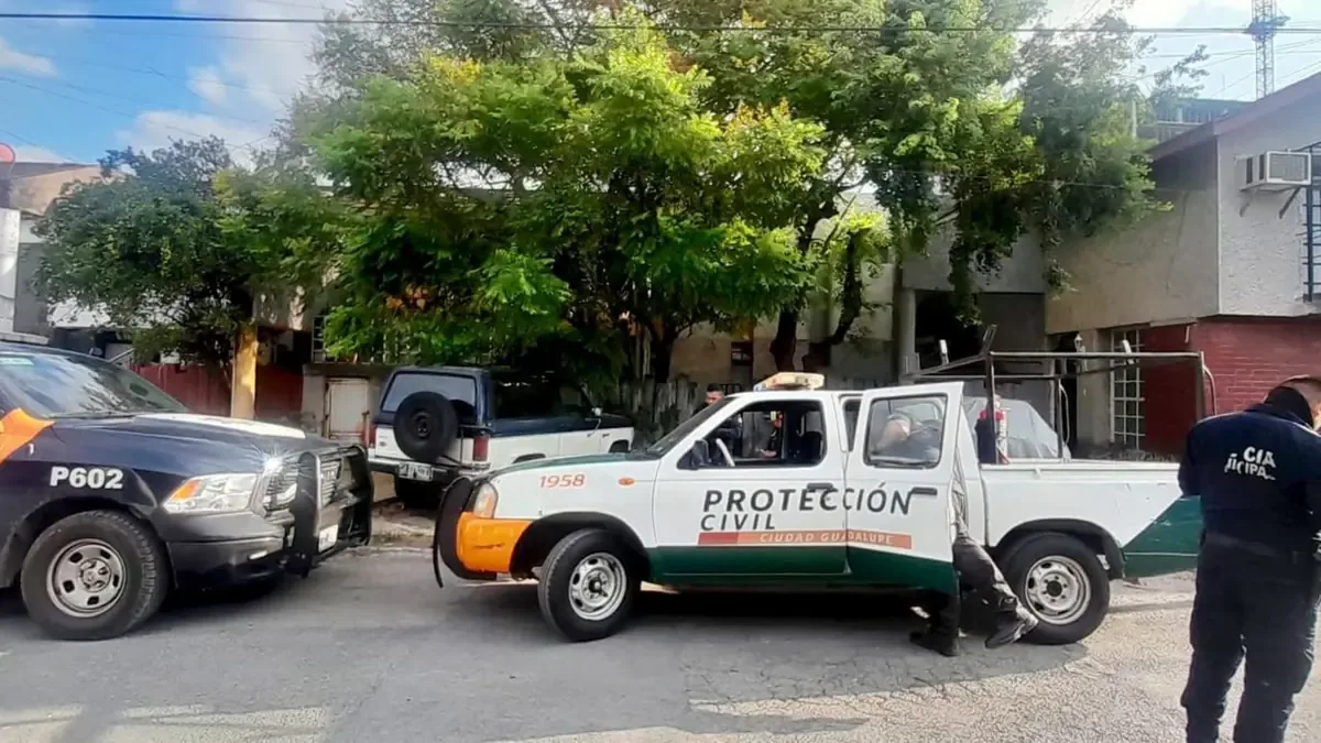 Una mujer mayor fue auxiliada tras ser encontrada en condiciones críticas tras el fallecimiento de su esposo.