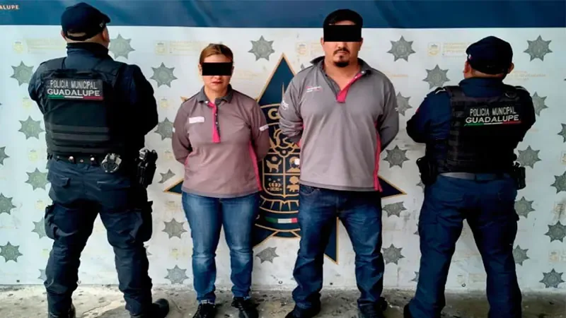 La Policía detuvo a los padres por dejar al menor solo durante horas.