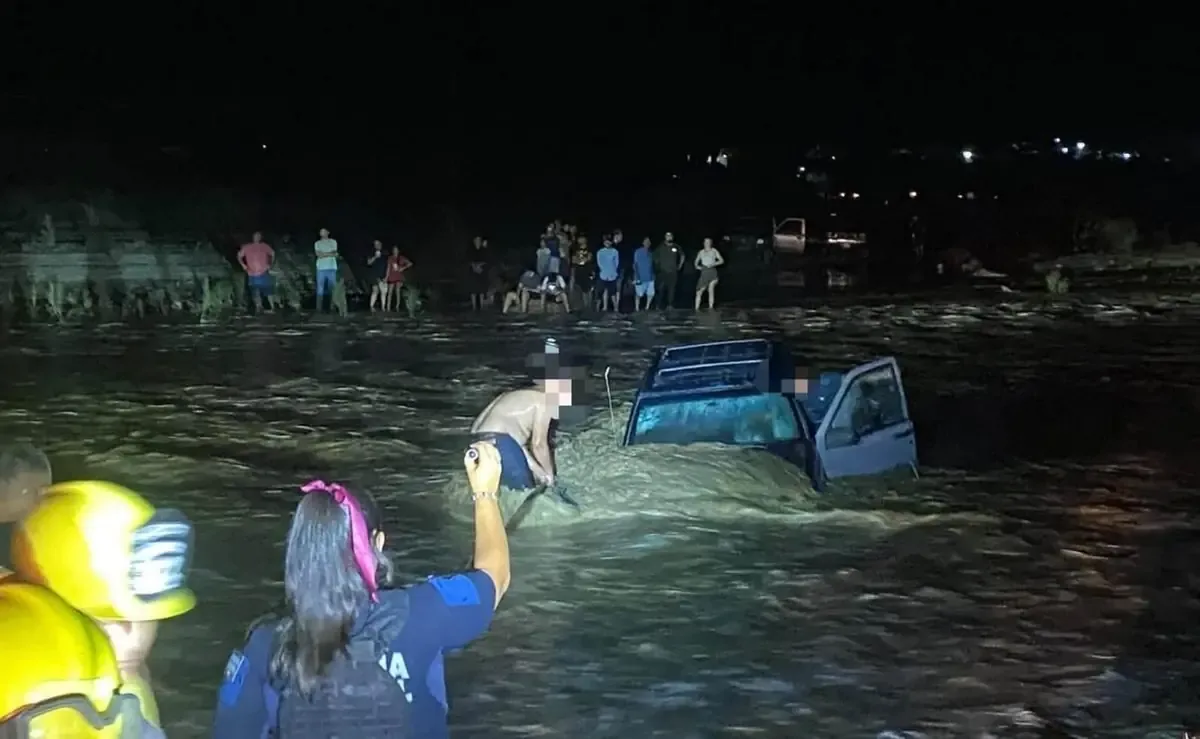 Las intensas lluvias en el sur de Baja California Sur provocaron el rescate de varias personas.