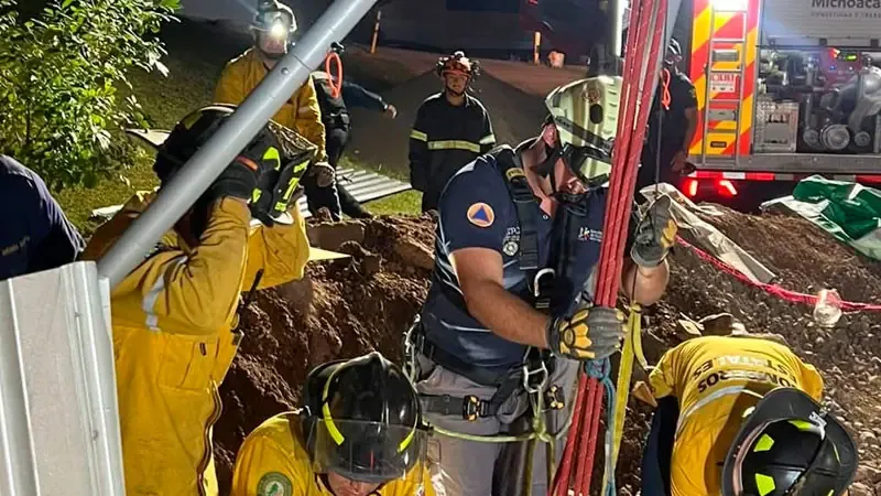 Un notable esfuerzo de rescate permite salvar la vida de un hombre sepultado por un alud de tierra.