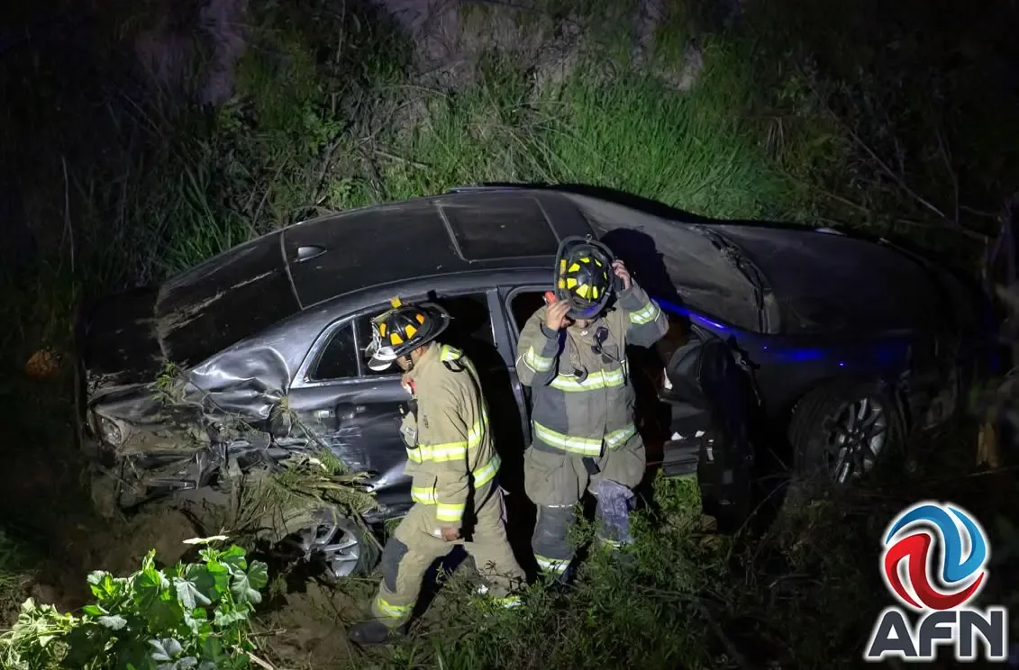 Rescate de conductora por bomberos en el Libramiento Sur de Tijuana.