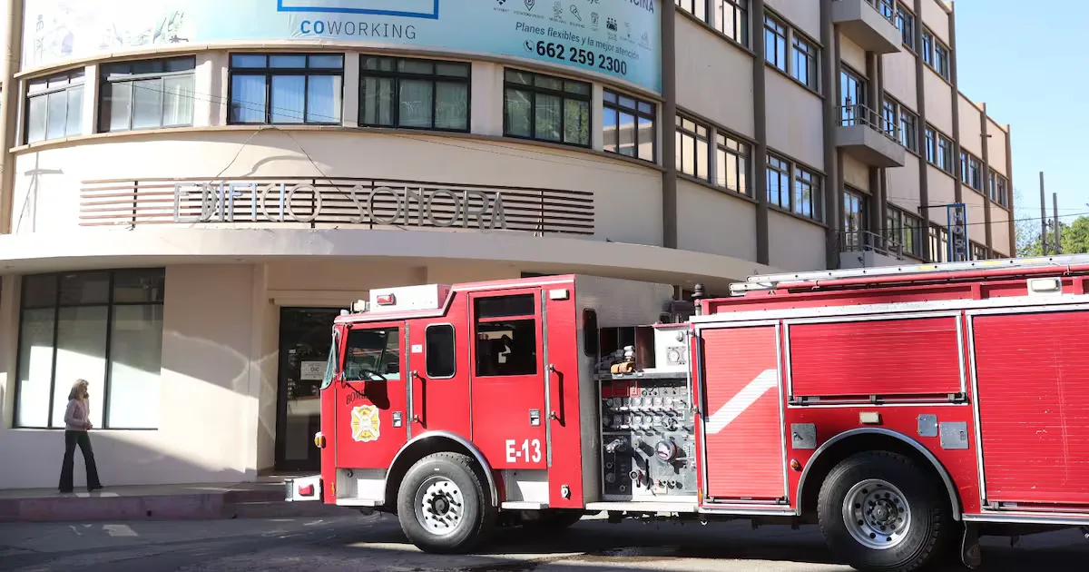 Rescate de tres personas atrapadas en un elevador tras falla eléctrica en Hermosillo.