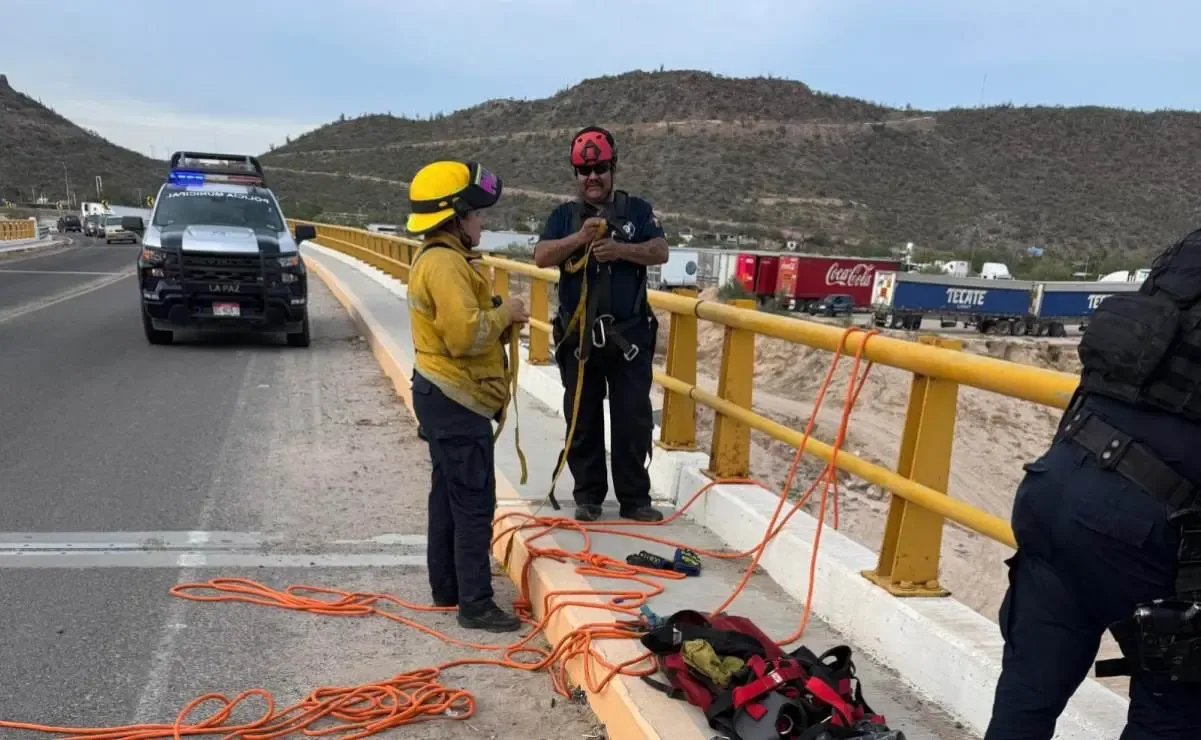 Rescate de una mujer en un puente en La Paz, Baja California Sur.