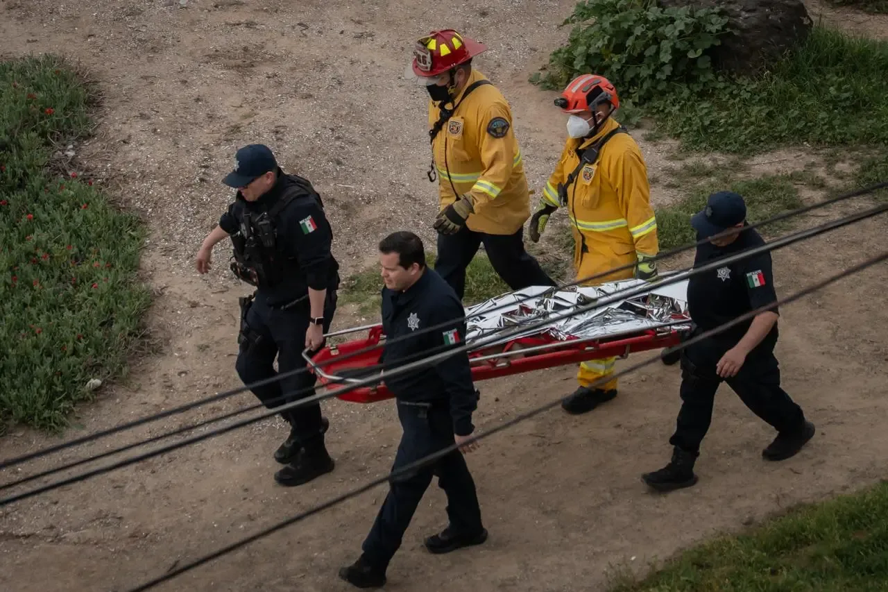 Rescate del cuerpo de un joven en La Joya, Tijuana, en condiciones controladas.