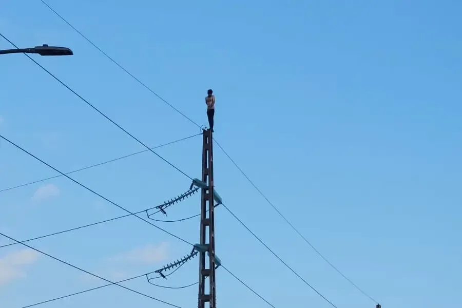 Rescate del joven que cayó de una torre eléctrica en Felipe Carrillo Puerto.