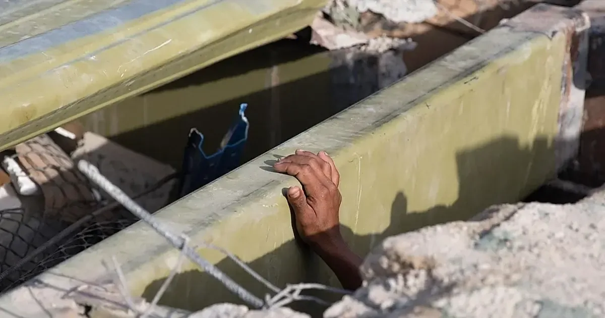 Los equipos de rescate se apresuran a salvar vidas entre los escombros en un tiempo crítico.