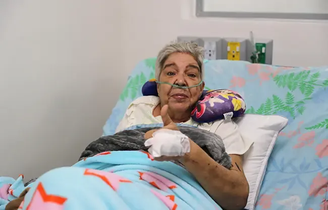 Marlene Santana, de 69 años, fue rescatada después de tres días atrapada bajo escombros tras un fuerte terremoto en Venezuela.