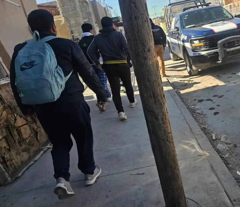 Rescate policial de 21 migrantes en Ciudad Juárez durante un operativo.