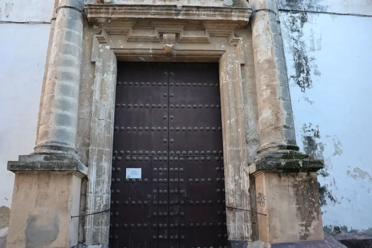 La falta de mantenimiento de edificios emblemáticos puede poner en riesgo a la población.