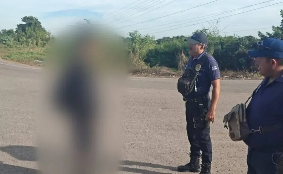 Rescatistas acompañan al menor de 14 años tras ser hallado en Tuxpan.