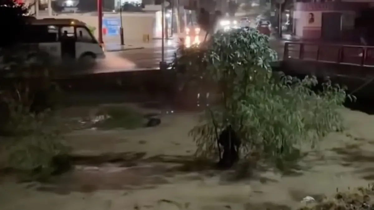 Los vecinos actuaron rápidamente para salvar al hombre atrapado por la corriente en medio de las lluvias.