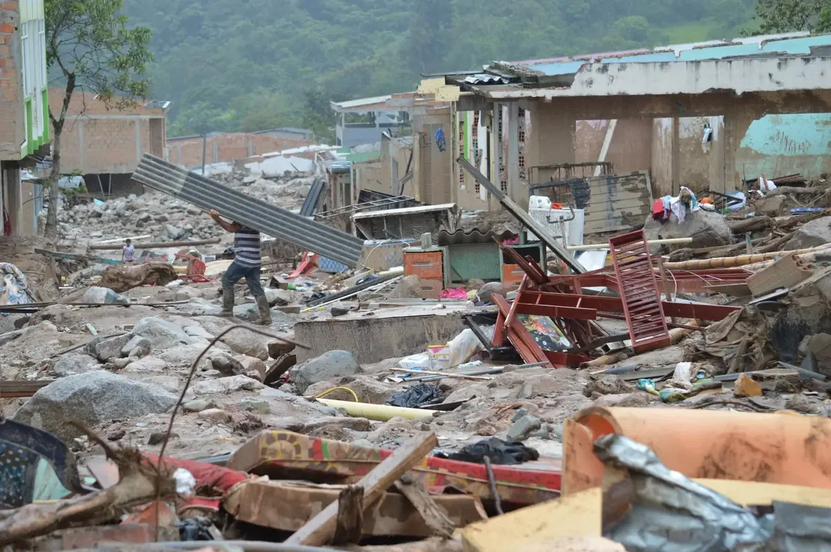Equipos internacionales de rescate trabajan para salvar a sobrevivientes tras el terremoto en La Guaira.
