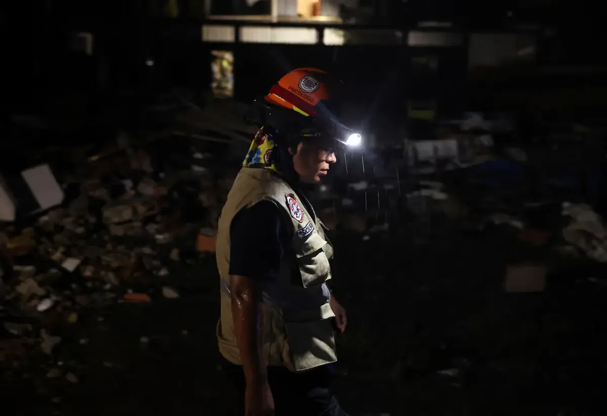 Un vigilante de 44 años fue hallado con vida bajo los escombros en una compleja operación de rescate.
