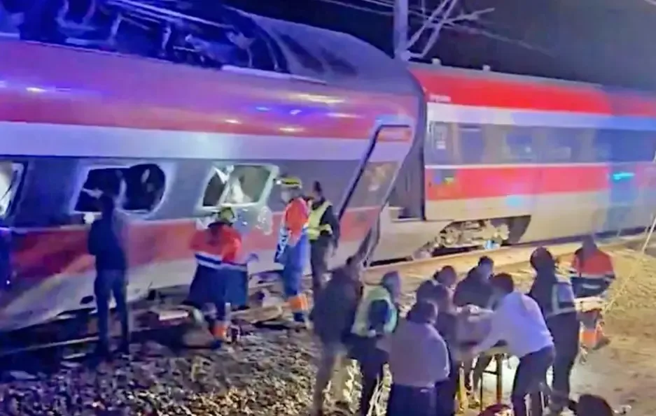Rescatistas trabajan en el lugar del choque de trenes en Adamuz, Córdoba.