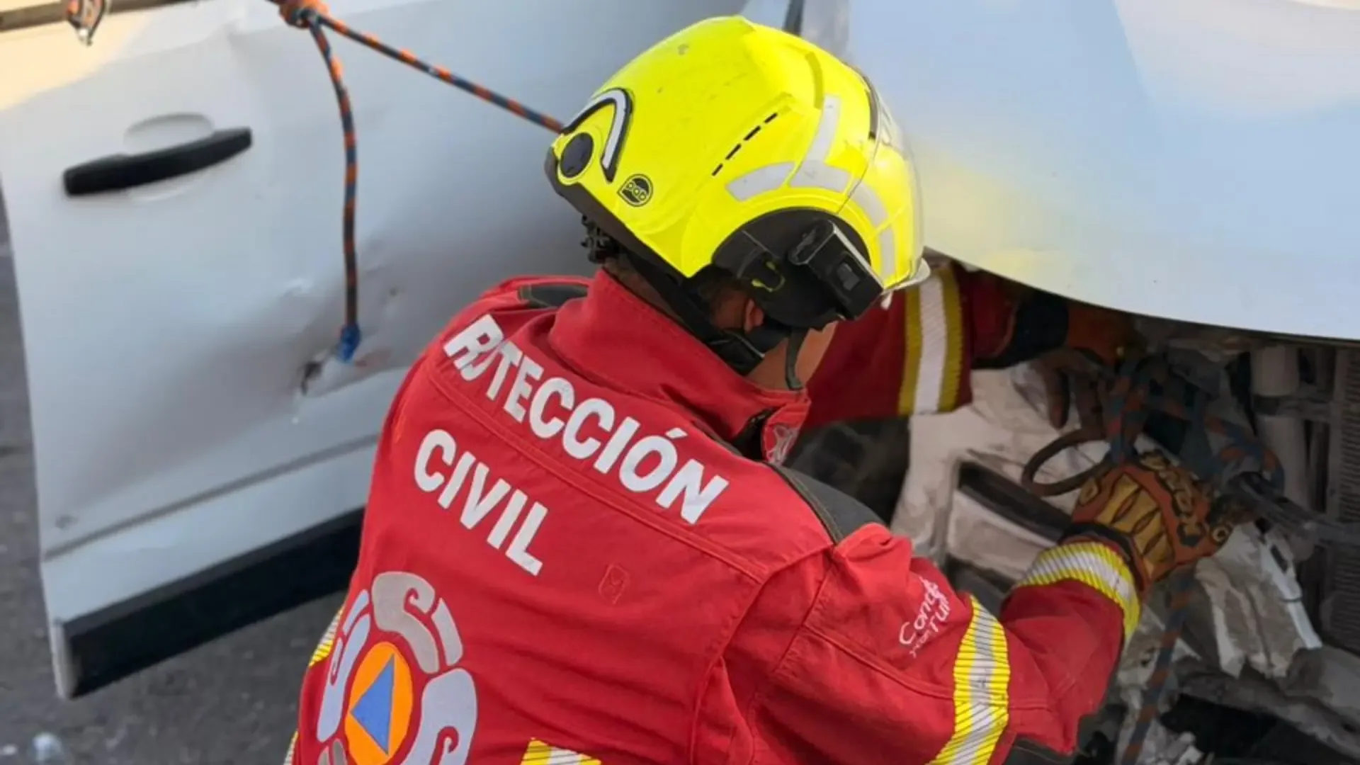 Rescatistas trabajan en el lugar del choque entre un automóvil y un camión en Puebla.