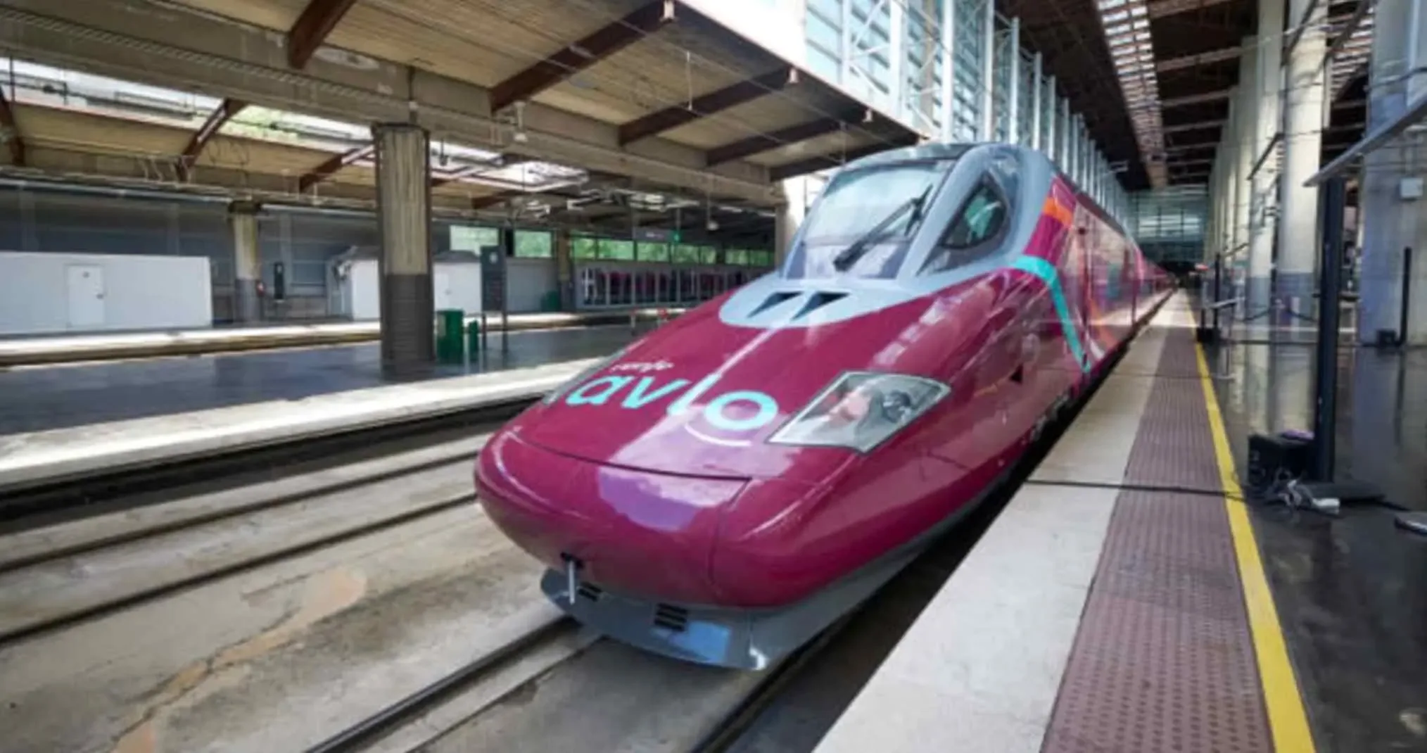 Rescatistas trabajan en el lugar del descarrilamiento de trenes en Córdoba.