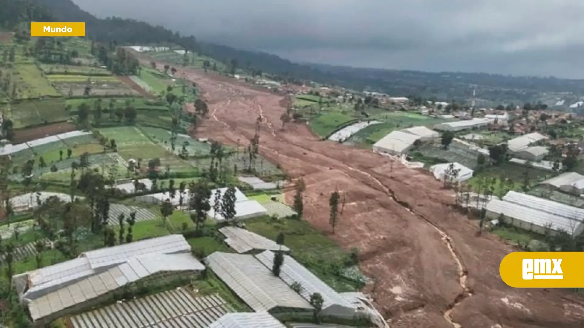 Rescatistas trabajando en la localidad de Pasir Langu tras el deslave en Java.