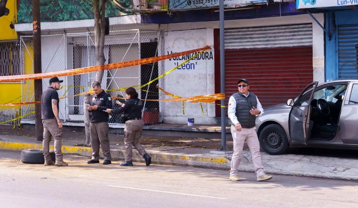 Resguardo de Pemex en el local comercial afectado por la toma clandestina.