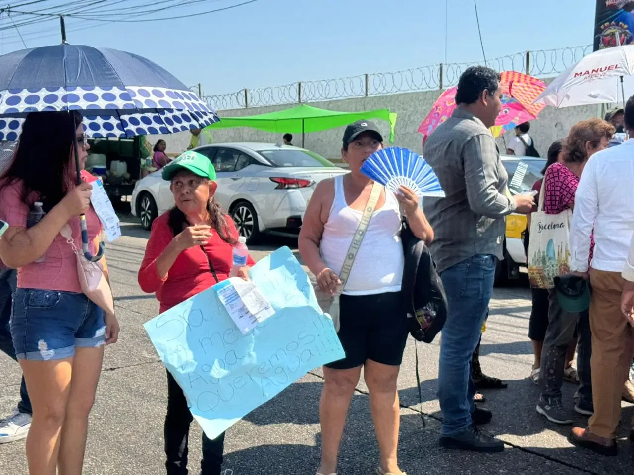 Residentes de Acapulco bloquean avenida para exigir suministro de agua.