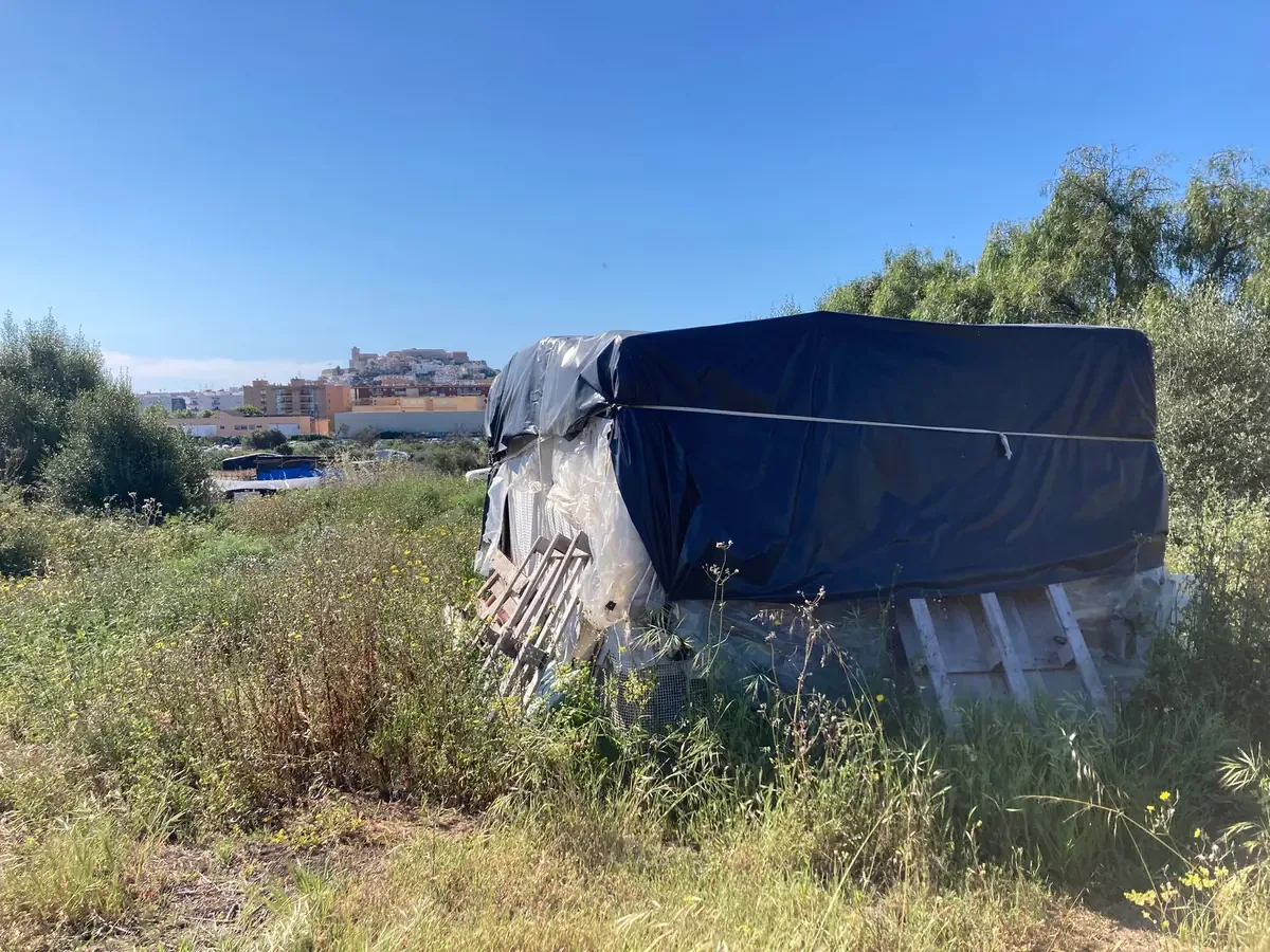 Residentes de sa Joveria en Ibiza se preparan para el desalojo programado ante la falta de alternativas habitacionales.