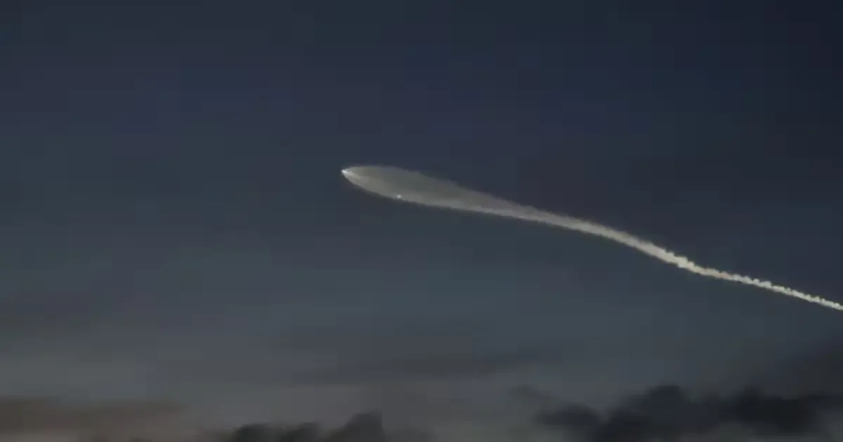 Residentes de Tijuana quedaron asombrados ante la inesperada luminiscencia provocada por los satélites.