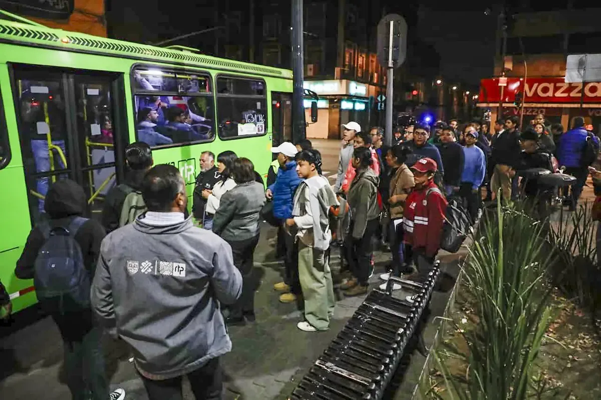 Residentes enfrentan caos en el transporte público ante trabajos de mantenimiento en la línea 2 del Metro.