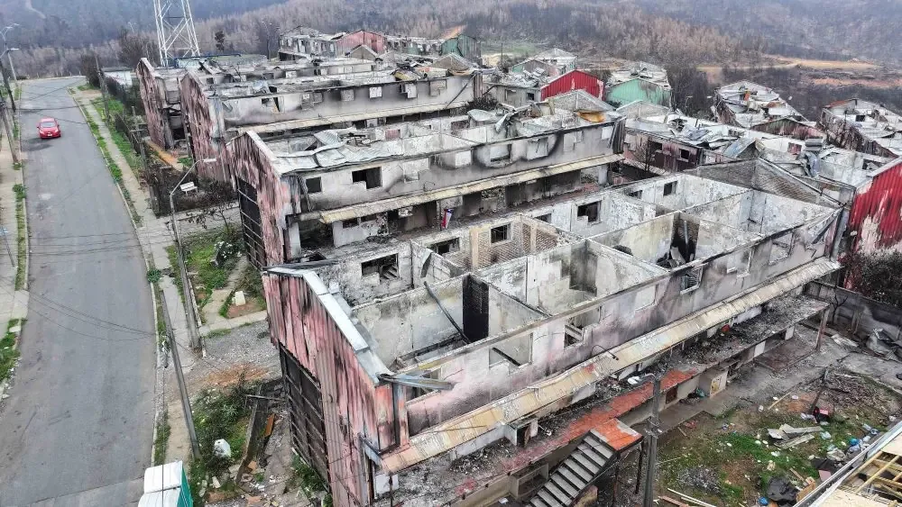 Residentes solicitan claridad sobre la demolición del conjunto habitacional en Lirquén.
