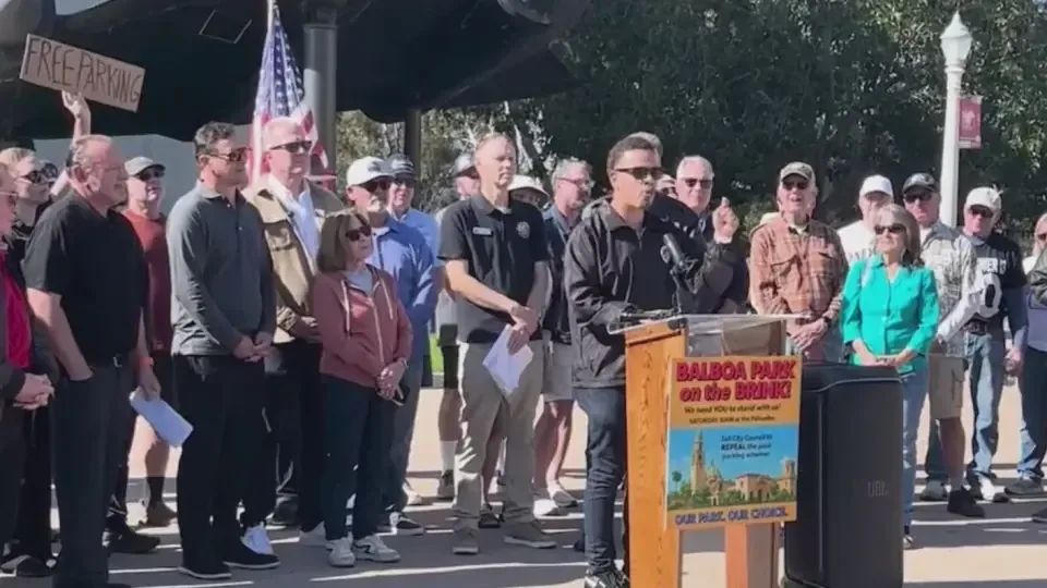 Residentes y visitantes expresan rechazo a las tarifas en un parque emblemático de San Diego.