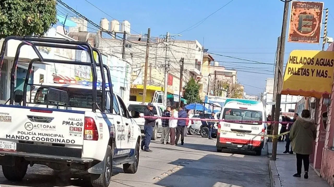 Respuesta de emergencias en Actopan tras el fallecimiento de una mujer en una combi.