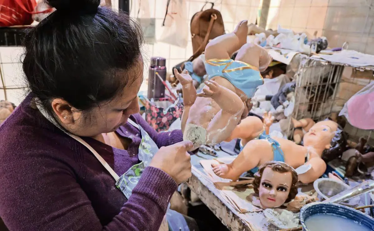 Restauradores revitalizan figuras de Niños Dios en el Centro Histórico.
