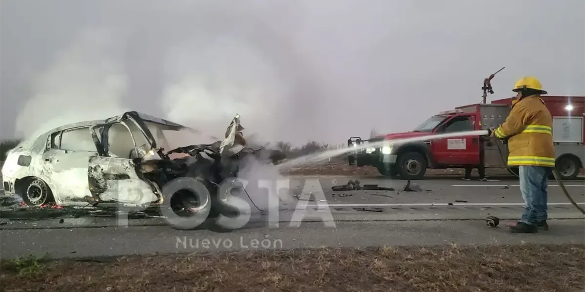 Restos calcinados fueron encontrados en un vehículo en la Autopista a Reynosa; autoridades investigan el caso.