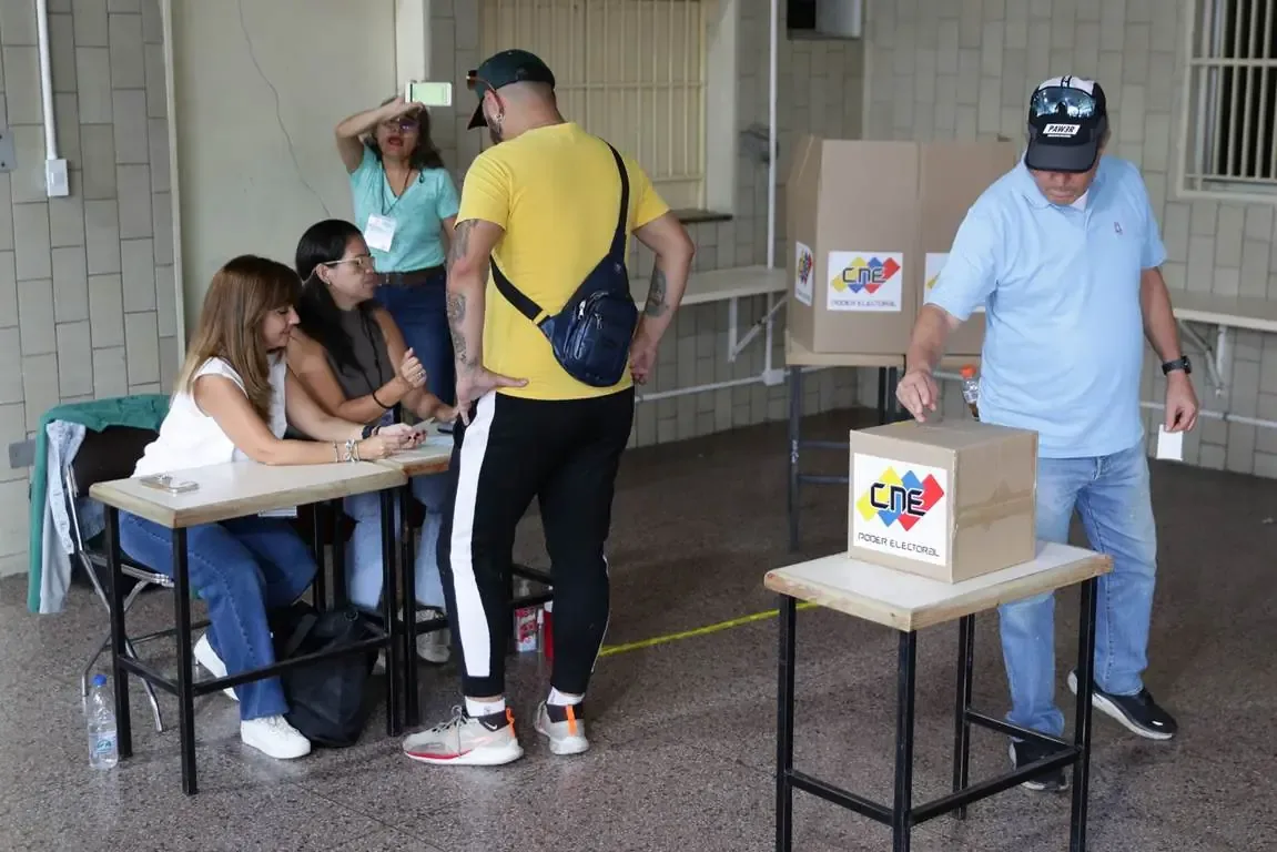 Más de 21 millones de votantes elegieron entre 11 candidatos en un histórico balotaje.