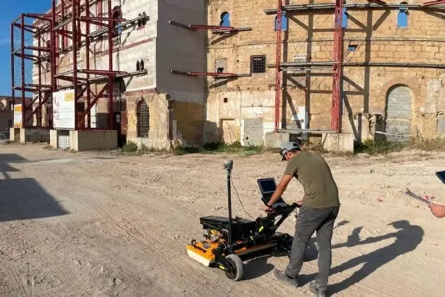 Nuevas prospecciones sugieren una mayor extensión del icónico monumento de Cartagena, estimulando la investigación arqueológica y cultural.