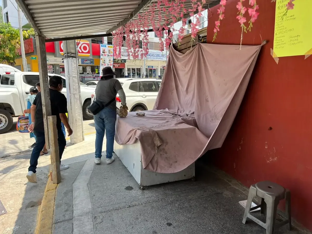 Acciones de la Dirección de Vía Pública buscan garantizar el libre tránsito peatonal y vehicular.