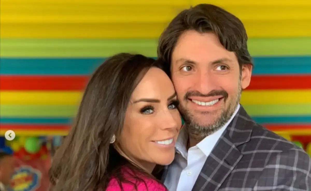 Claudia Sheinbaum exige recuperar la ficha roja por sus vínculos con delitos fiscales.
