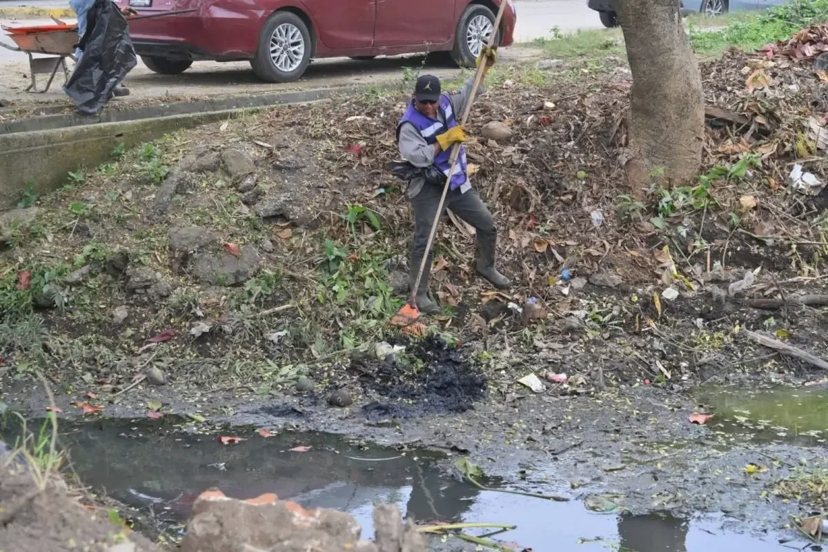 La limpieza de canales en Coatzacoalcos busca prevenir inundaciones tras décadas de falta de mantenimiento.
