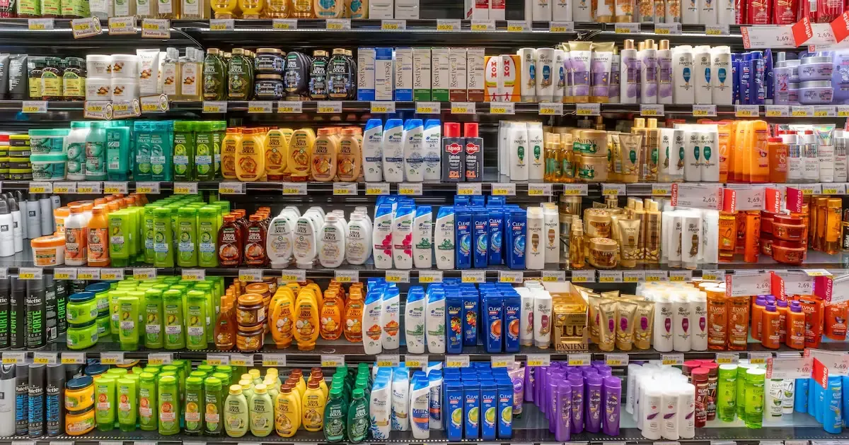 La Cofepris alerta sobre el uso de un shampoo potencialmente mortal y su retiro inmediato del mercado.