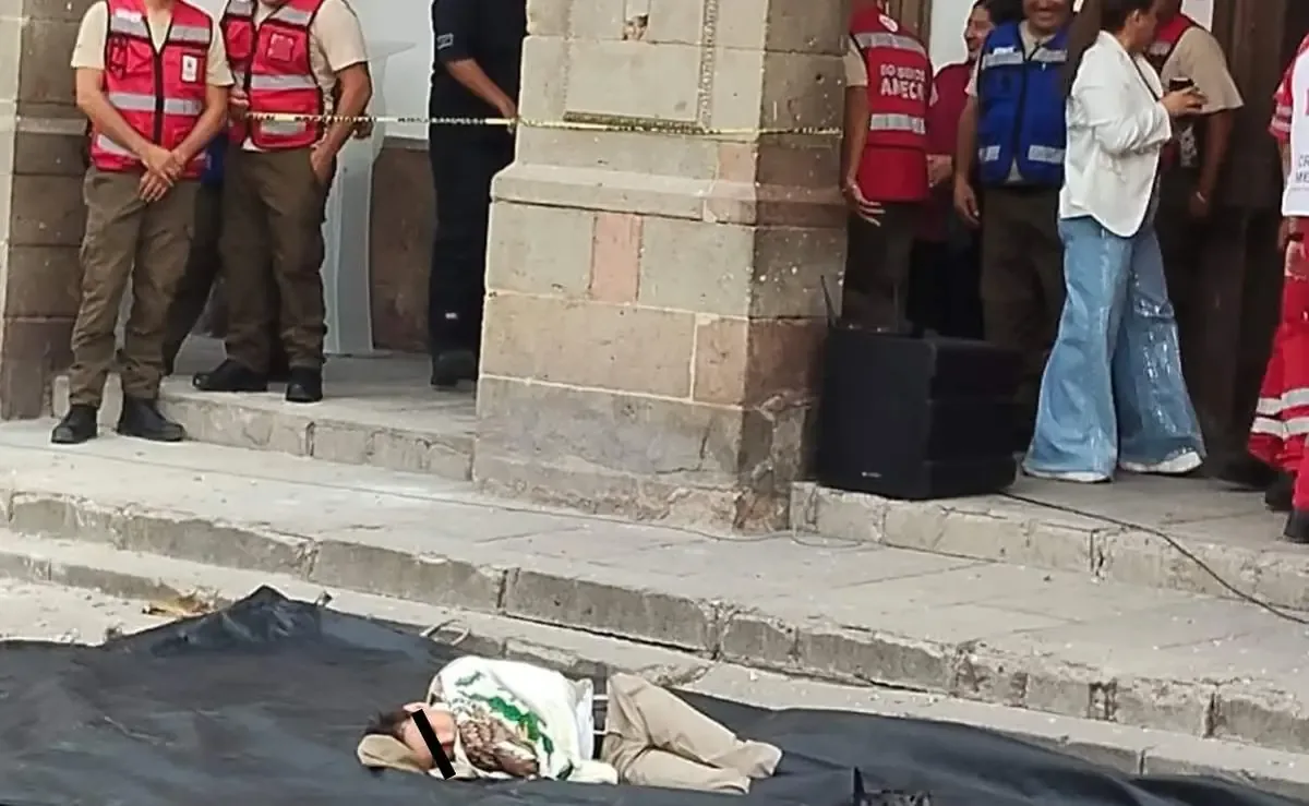 Un video polémico muestra a un niño lanzado desde un balcón durante la conmemoración de la Toma de Chapultepec.